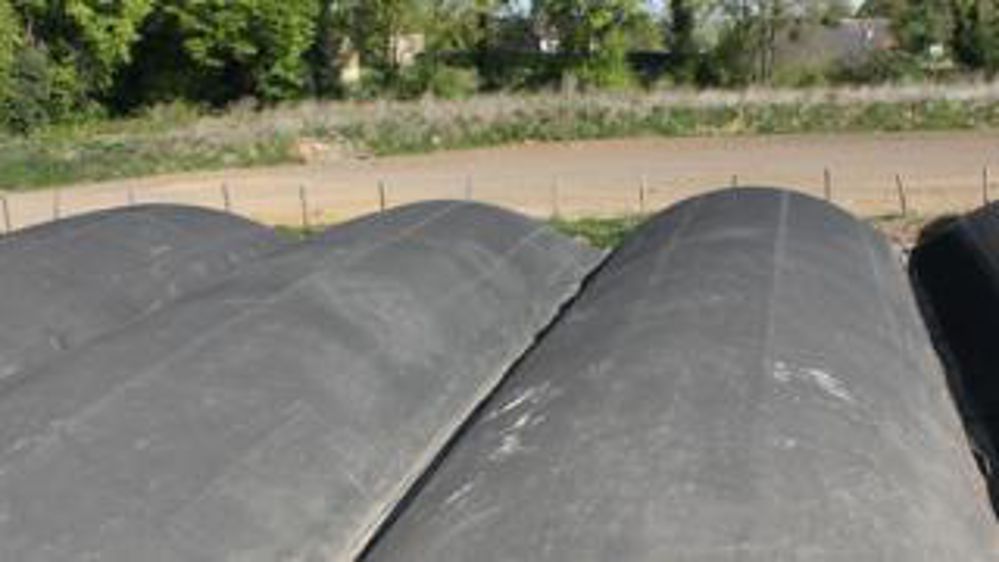 Méthaniseurs silos. Les méthaniseurs silos sont adaptés aux petites installations de moins de 100 kWe. Une bâche vient recouvrir le silo dès qu’il est chargé. Sa manipulation peut s’avérer fastidieuse. Le remplissage est frontal ou se fait par le haut. Les digesteurs sont chauffés par le sol.Anne Bréhier